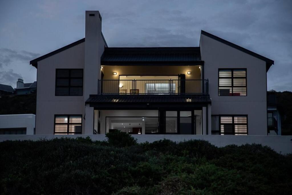 Pearl Haven, Coastal Comfort Just Steps From The Shore! *