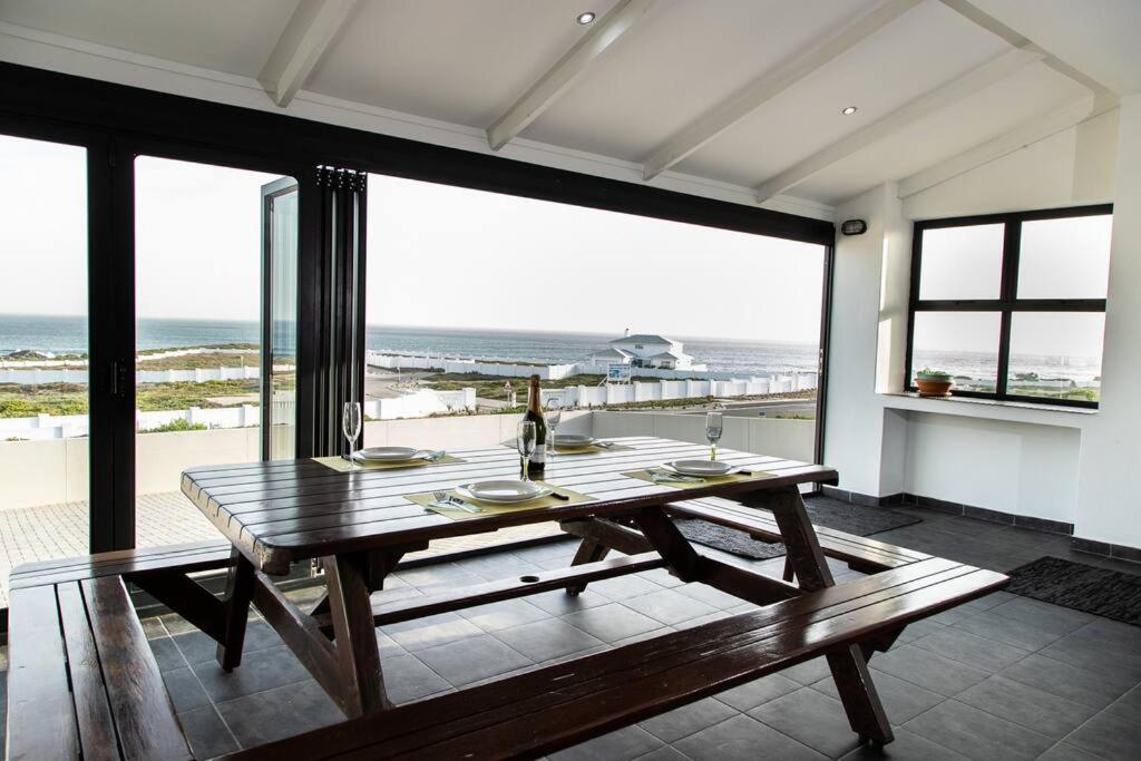 Pearl Haven, Coastal Comfort Just Steps From The Shore! Holiday home
