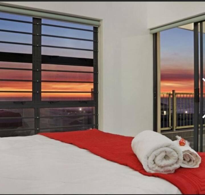 Holiday home Pearl Haven, Coastal Comfort Just Steps From The Shore! Yzerfontein