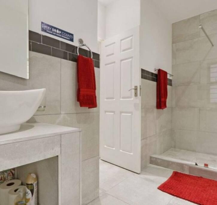 Pearl Haven, Coastal Comfort Just Steps From The Shore! Holiday home *