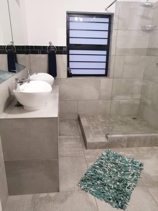 Pearl Haven, Coastal Comfort Just Steps From The Shore! Yzerfontein
