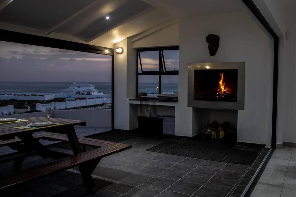 Holiday home Pearl Haven, Coastal Comfort Just Steps From The Shore!